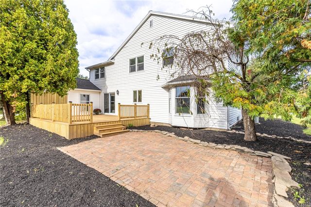 3 Hidden Mdw, Penfield, NY 14526