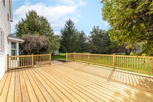 3 Hidden Mdw, Penfield, NY 14526