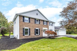 3 Hidden Mdw, Penfield, NY 14526