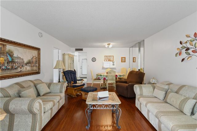 2998 NW 48th Terrace 424, Lauderdale Lakes, FL 33313