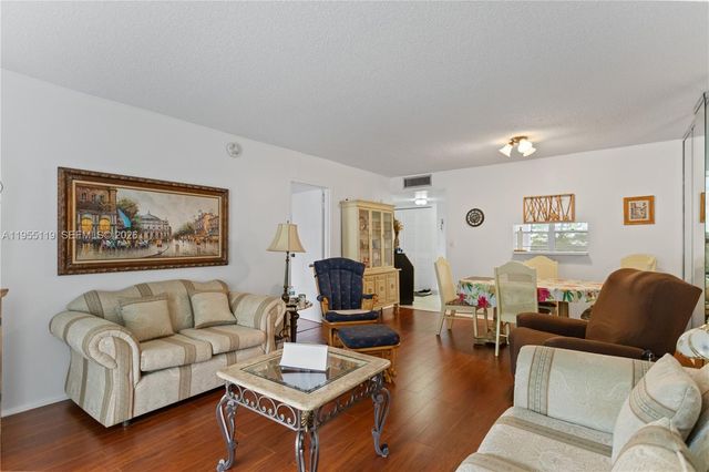 2998 NW 48th Terrace 424, Lauderdale Lakes, FL 33313