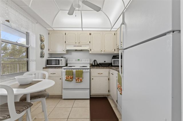 2998 NW 48th Terrace 424, Lauderdale Lakes, FL 33313