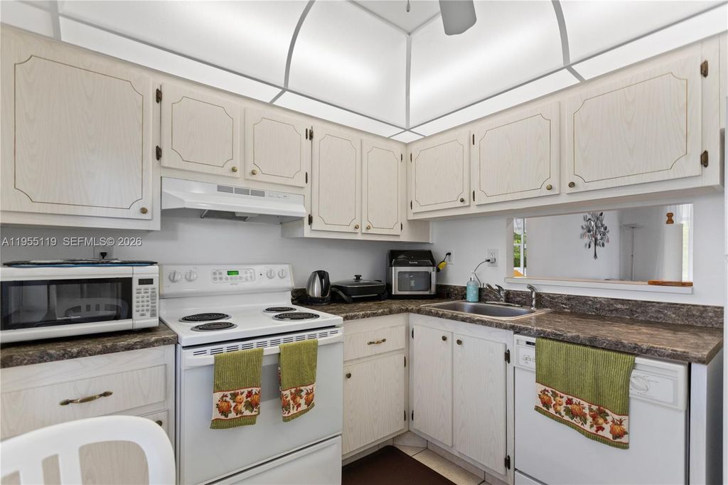 2998 NW 48th Terrace 424, Lauderdale Lakes, FL 33313