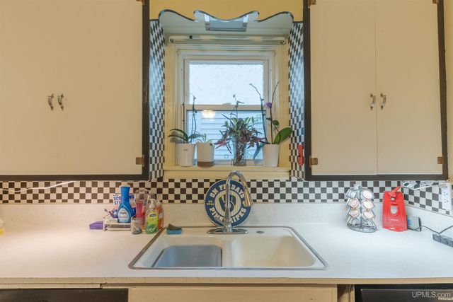 714 N 7th Avenue, Iron River, MI 49935