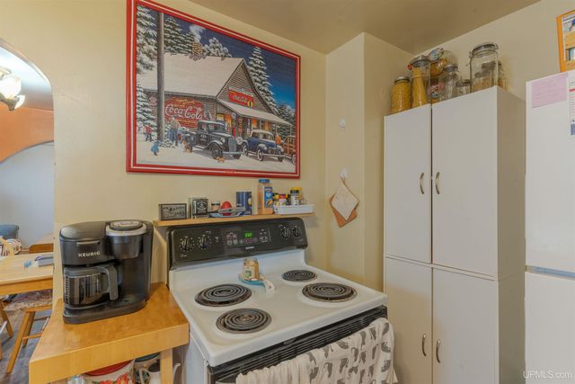 714 N 7th Avenue, Iron River, MI 49935