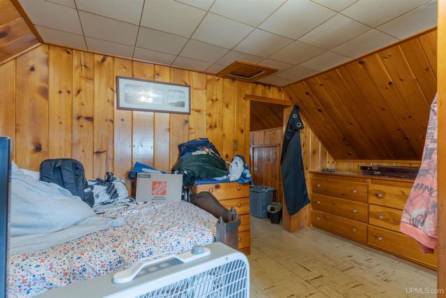 714 N 7th Avenue, Iron River, MI 49935