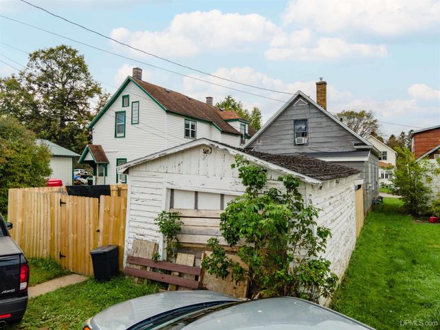 714 N 7th Avenue, Iron River, MI 49935