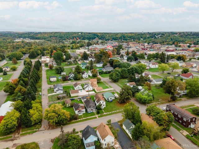 714 N 7th Avenue, Iron River, MI 49935