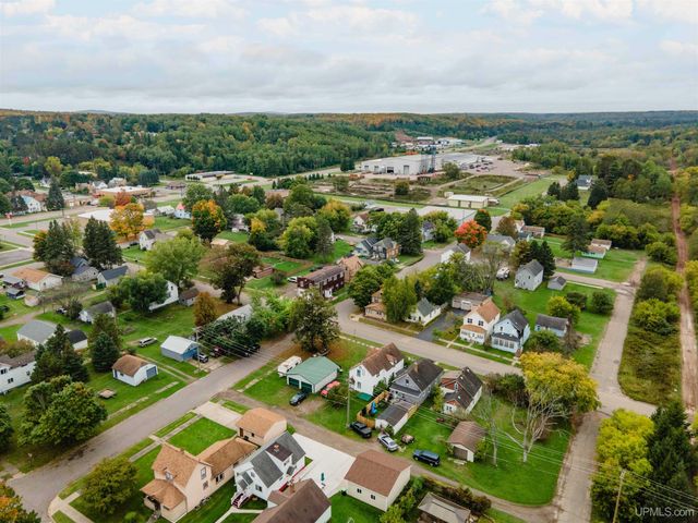 714 N 7th Avenue, Iron River, MI 49935
