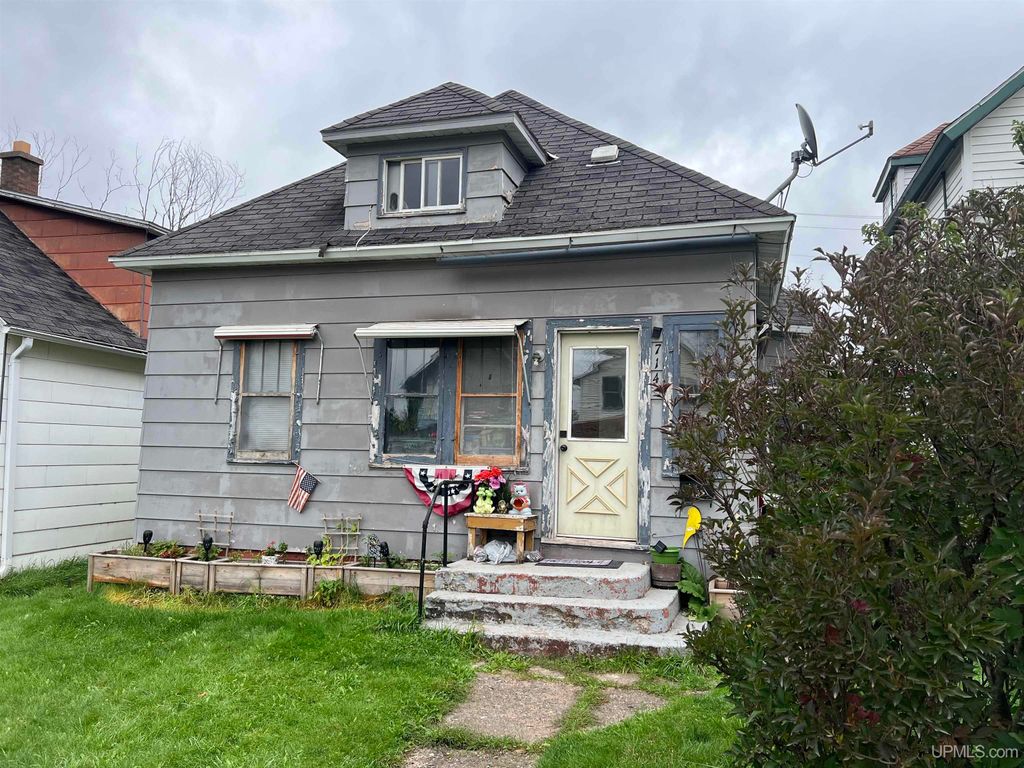 714 N 7th Avenue, Iron River, MI 49935