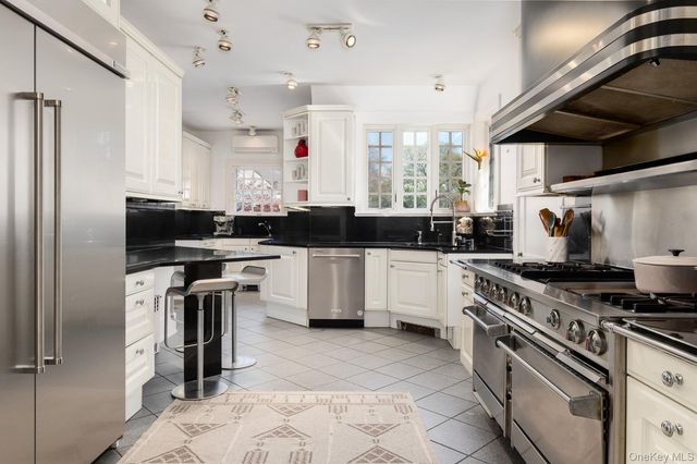 8 Rittenhouse Road, Bronxville, NY 10708