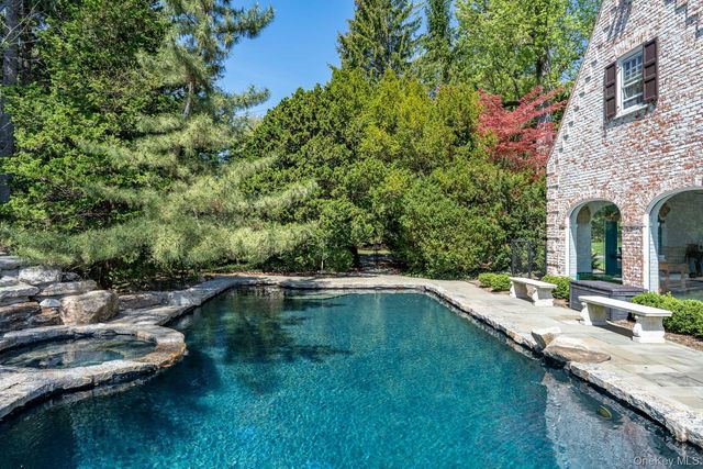 8 Rittenhouse Road, Bronxville, NY 10708