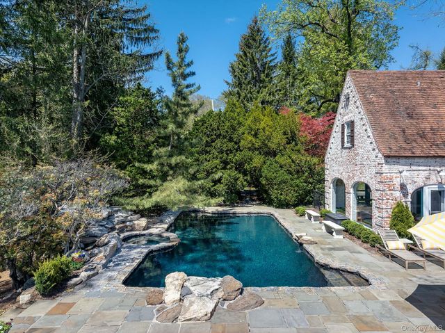 8 Rittenhouse Road, Bronxville, NY 10708