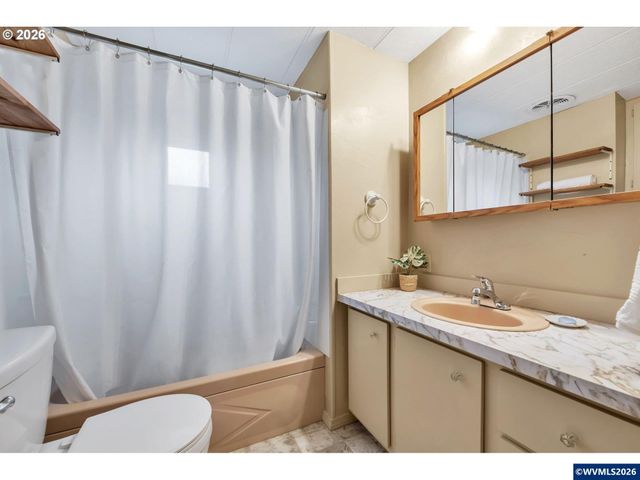 1800 Lakewood Ct 24, Eugene, OR 97402