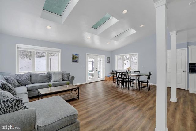 1734 HAMETOWN RD, Glen Rock, PA 17327