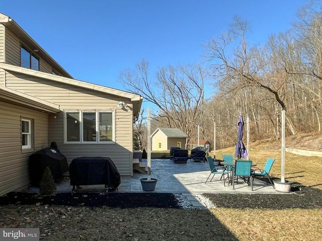 1734 HAMETOWN RD, Glen Rock, PA 17327