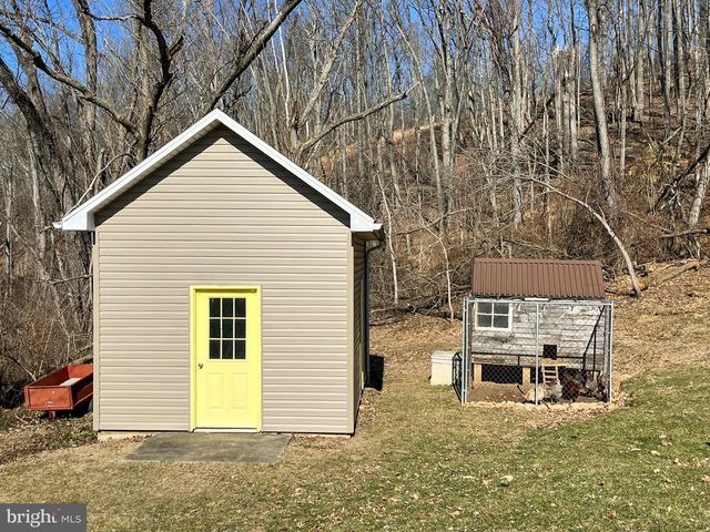 1734 HAMETOWN RD, Glen Rock, PA 17327