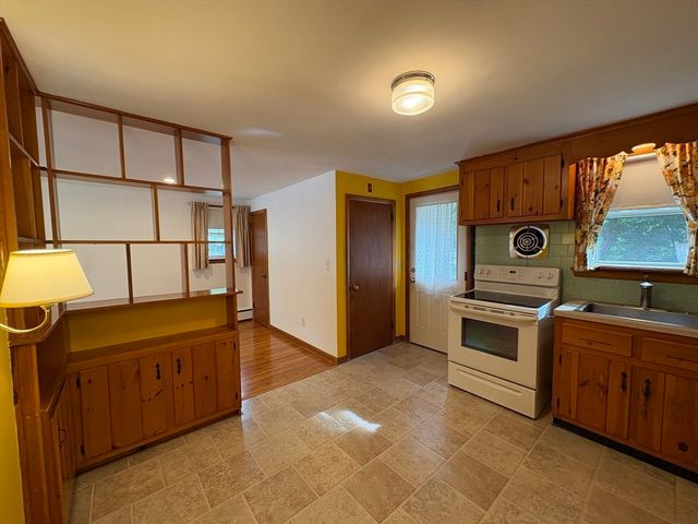 3 Willow St, Oxford, MA 01540