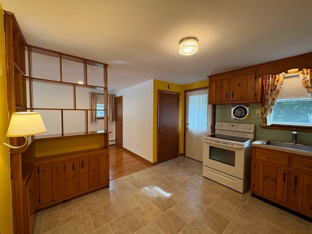 3 Willow St, Oxford, MA 01540