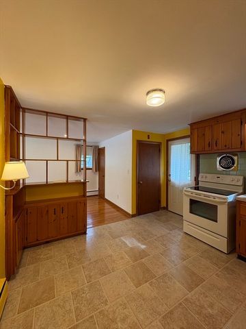 3 Willow St, Oxford, MA 01540