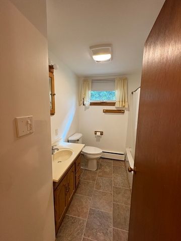 3 Willow St, Oxford, MA 01540