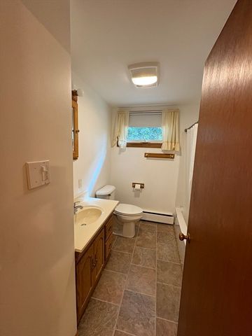 3 Willow St, Oxford, MA 01540