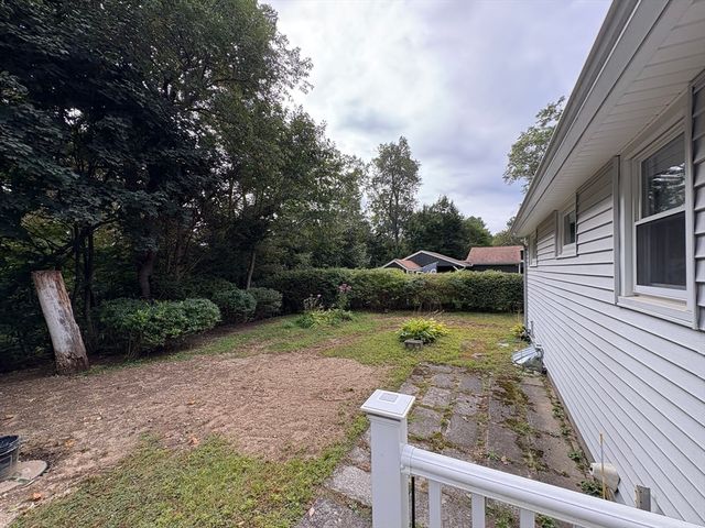 3 Willow St, Oxford, MA 01540