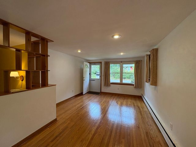 3 Willow St, Oxford, MA 01540