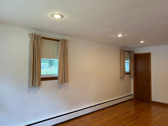 3 Willow St, Oxford, MA 01540