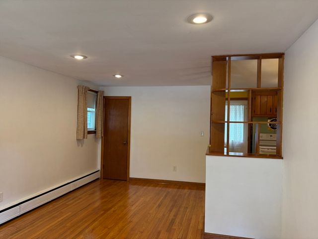 3 Willow St, Oxford, MA 01540