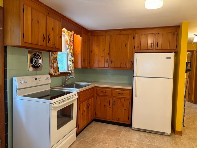 3 Willow St, Oxford, MA 01540
