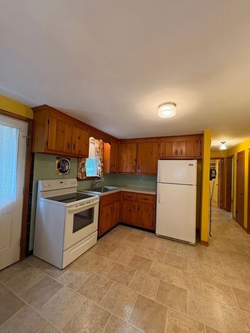 3 Willow St, Oxford, MA 01540