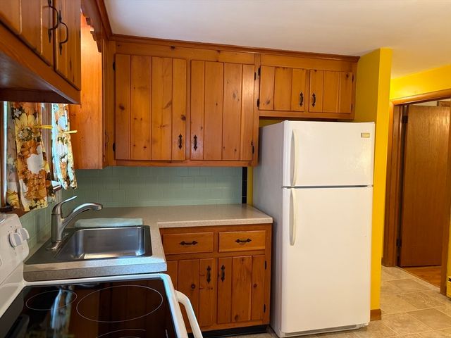 3 Willow St, Oxford, MA 01540