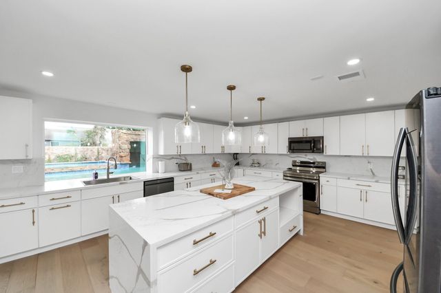 1111 E 27th Street Street, Houston, TX 77009
