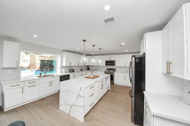 1111 E 27th Street Street, Houston, TX 77009
