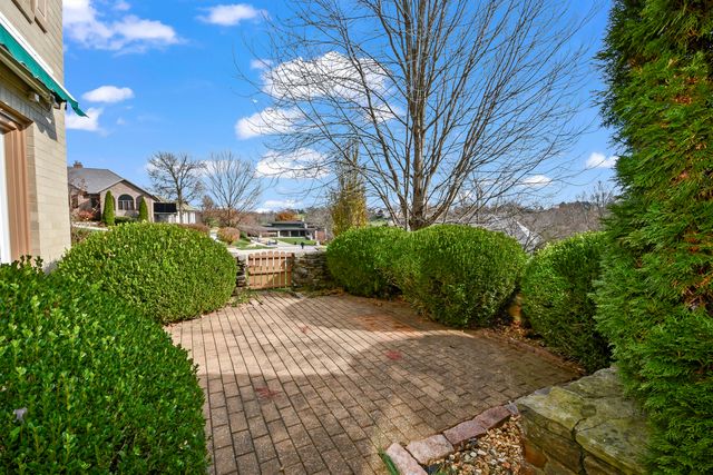 5575 S Castlebay Drive, Springfield, MO 65809