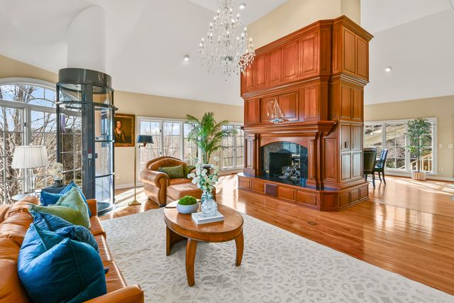 5575 S Castlebay Drive, Springfield, MO 65809