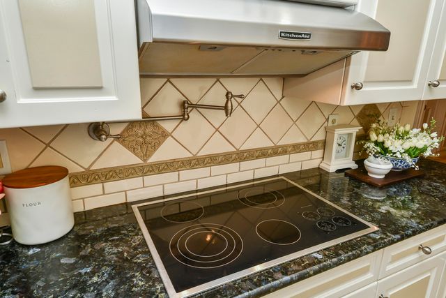 5575 S Castlebay Drive, Springfield, MO 65809