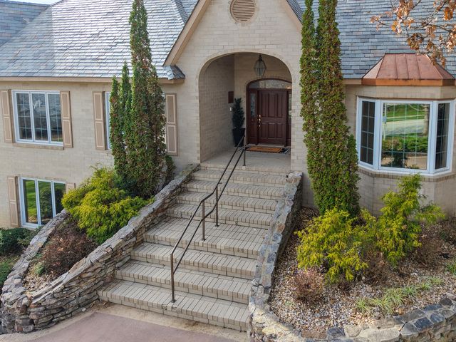 5575 S Castlebay Drive, Springfield, MO 65809