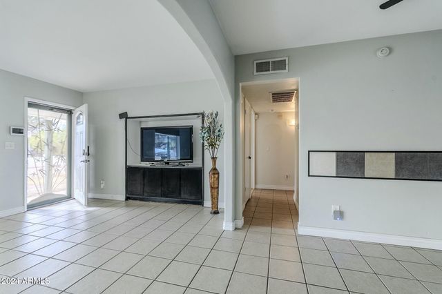 2124 E OSBORN Road, Phoenix, AZ 85016