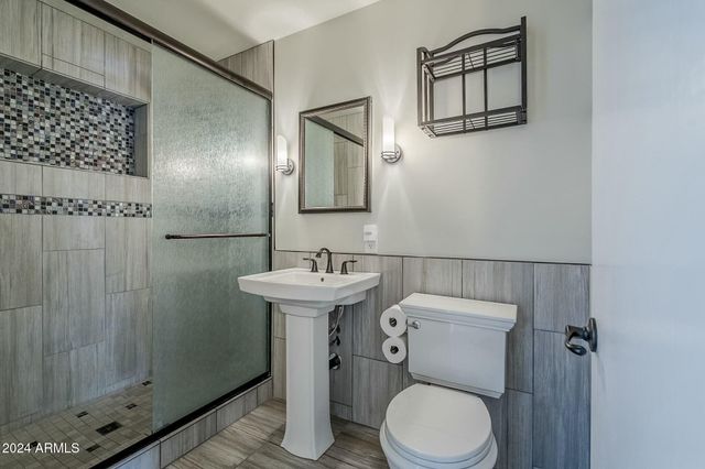 2124 E OSBORN Road, Phoenix, AZ 85016