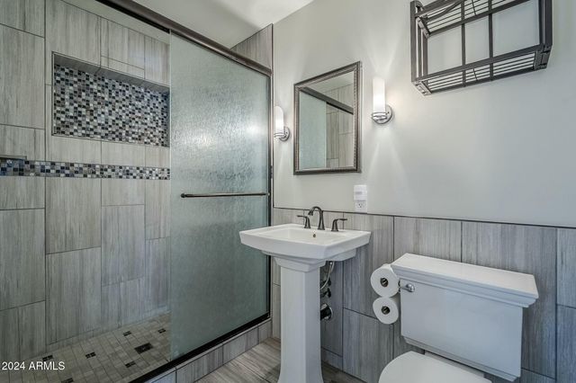 2124 E OSBORN Road, Phoenix, AZ 85016