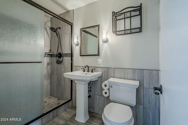 2124 E OSBORN Road, Phoenix, AZ 85016