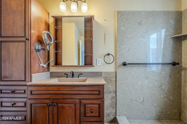 2124 E OSBORN Road, Phoenix, AZ 85016