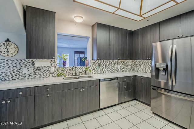 2124 E OSBORN Road, Phoenix, AZ 85016