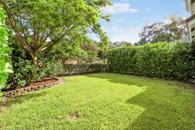 125 Bonnette Hunt Club Lane, Palm Beach Gardens, FL 33418
