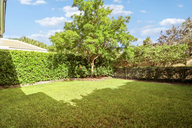 125 Bonnette Hunt Club Lane, Palm Beach Gardens, FL 33418