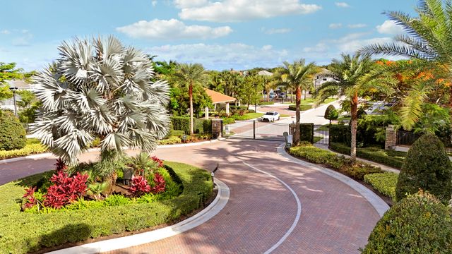 125 Bonnette Hunt Club Lane, Palm Beach Gardens, FL 33418