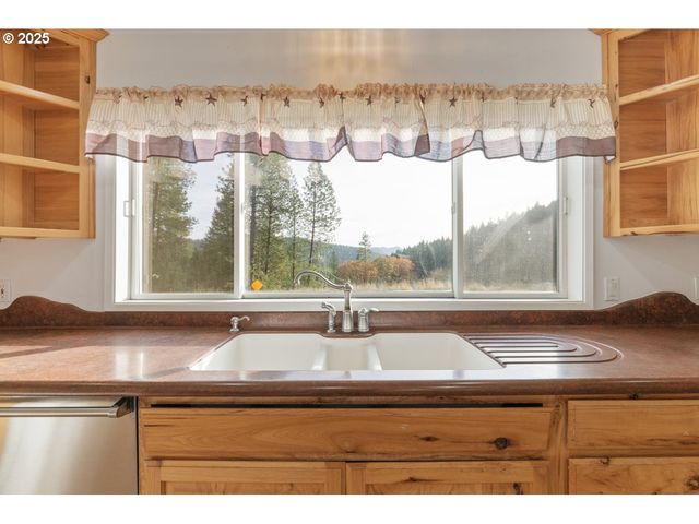 2150 BRIDGE Ln, Wolf Creek, OR 97497