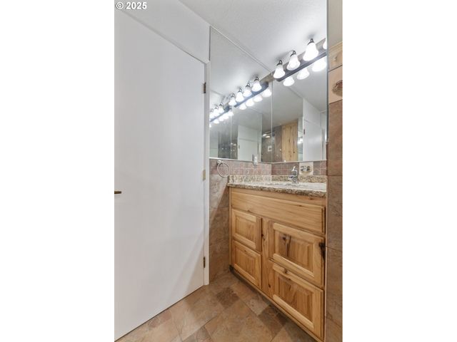 2150 BRIDGE Ln, Wolf Creek, OR 97497